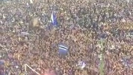 汉堡球场氛围热烈，球迷全力支持球队争胜的简单介绍