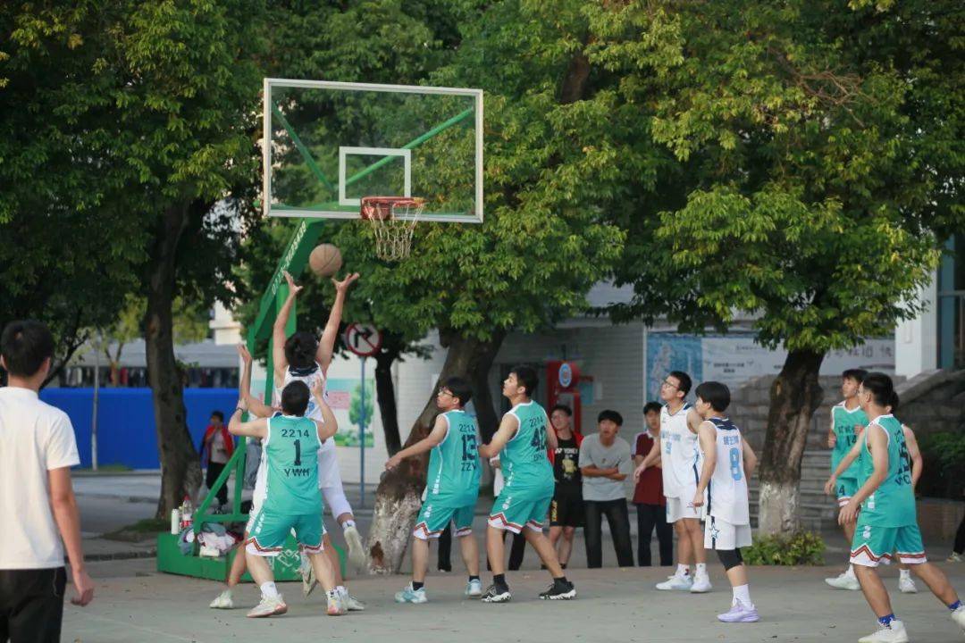 火爆篮球赛场上演绝艺，球队传奇故事不断的简单介绍