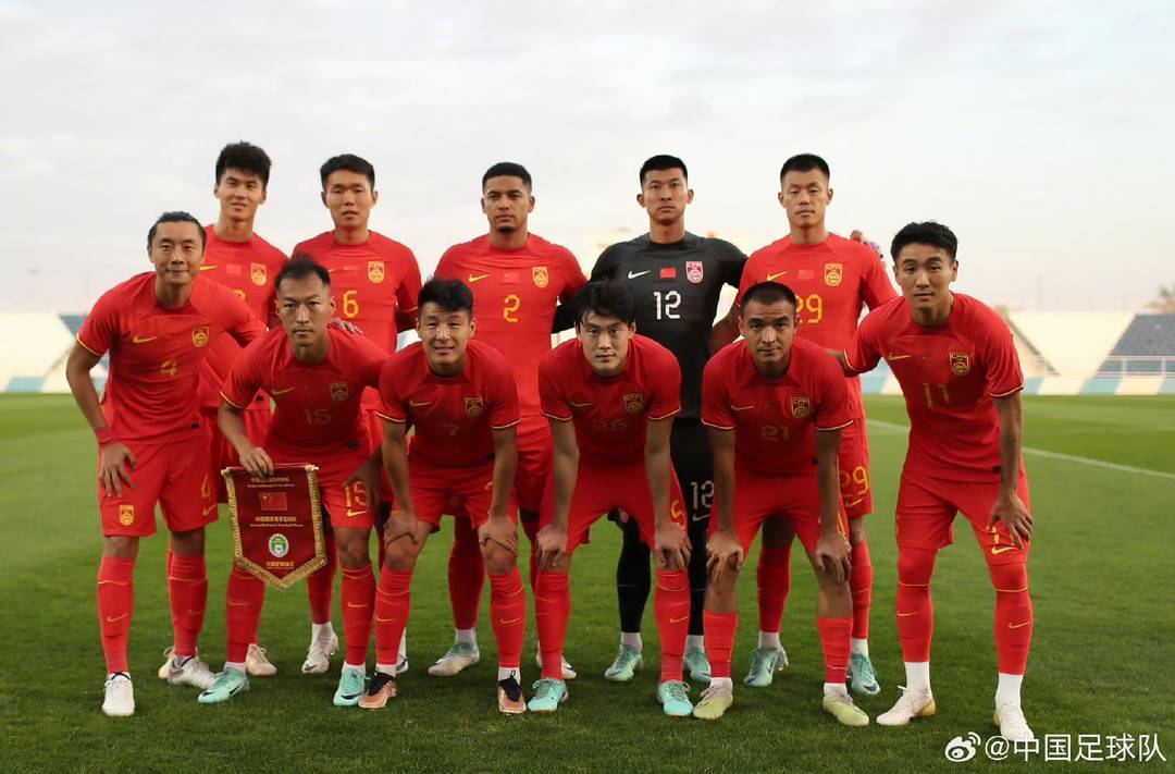 国际足球比赛中中国队表现出色，吸引眼球