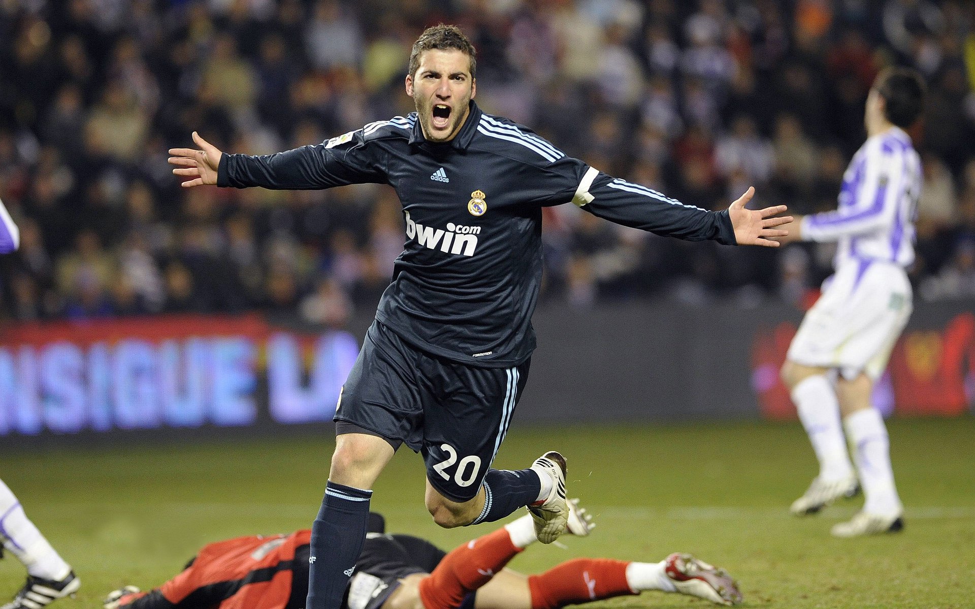 费德勒迎来十赛季高光表现,切尔西球迷沸腾!